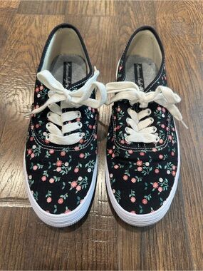 Floral Canvas Lace-Up Sneakers - Black with Pink Flowers - American Eagle 6.5